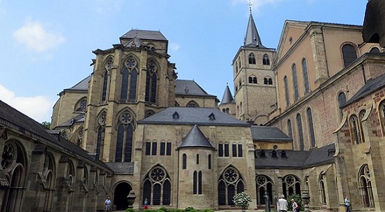 Innenhof der Hohen Domkirche St. Peter zu Trier