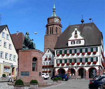 Keplerdenkmal und Rathaus in Weil der Stadt, im Hintergrund die Stadtkirche St. Peter und Paul