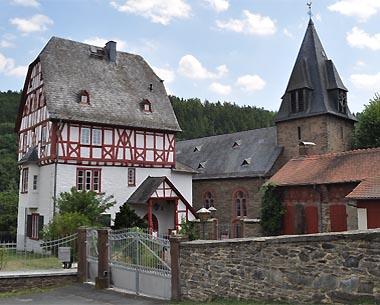 Pfarrhaus und Kirche im Ortsteil Rod an der Weil