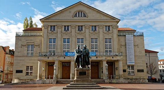 Deutsches Nationaltheater Weimar mit Goethe- und Schiller-Denkmal