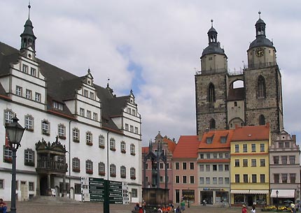 Marktplatz mit Rathaus und Stadtkirche St. Marien