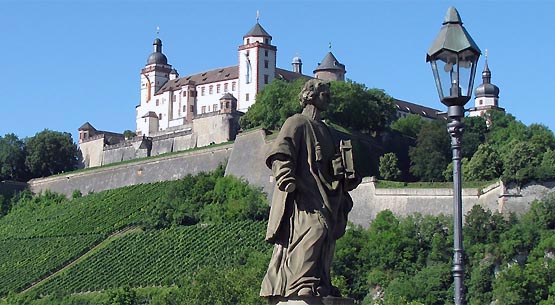 Blick von der Alten Mainbrücke auf die Würzburger Festung