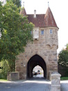 Das Einersheimer Tor ist eine stattliche burgartige Anlage. Im Bauernkrieg versammelte sich ein Trupp aus Markt Bibart vor dem Tor, um die Stadt zu erstrmen.