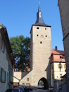 Neben der Stadtpfarrkirche St. Veit ragt hoch und wuchtig der Mittagsturm auf. Der Torturm war ein ehemaliges Gefängnis der Stadt. Früher war der Mittagsturm durch eine Holzbrücke mit dem äußeren Vorbau, dem Rödelseer Tor, verbunden.