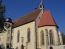 Die Spitalkirche wurde zusammen mit dem 1338 gegrndeten Brgerspital St. Johannis Baptistae ab dem gleichen Jahr erbaut. Das schlichte uere lsst nicht vermuten, dass im Innenraum eine heitere Rokokoausstattung (Altre und Kanzel) dominiert. Zwei Plastiken, eine Madonna mit dem Jesuskind und eine Bischofsgestalt, sollen Werke des in Iphofen geborenen Riemenschneider-Schlers Augustin Reu sein. Ein grausiges Geschehen zeigt das Altarbild: Der Henker berreicht Salome das gerade abgeschlagene Haupt von Johannes dem Tufer.