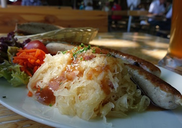 Bratwrste mit Sauerkraut