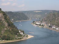 Blick auf den Rhein und Sankt Goarshausen