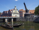 Alter Hafen mit Kran und Kaufhaus