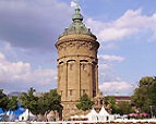 Der Wasserturm ist das Wahrzeichen Mannheims.