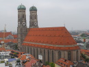 Die größte Hallenkirche der süddeutschen Gotik mit den beiden Kuppeltürmen, genannt Welscher Hauben, 1468-1488 von Jörg von Halspach erbaut, ist das weltbekannte Wahrzeichen Münchens. Es befinden sich zahlreiche Kunstwerke aus fünf Jahrhunderten, sowie die Fürsten- und Bischofskrypta in der aus Backstein erbauten Bischofskirche des Erzbistums München-Freising. Eine Turmstube in 92m Höhe ist zu Fuß oder mit dem Lift erreichbar.