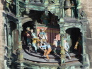 Grtes Glockenspiel Deutschlands, mit Schfflertanz und Ritterturnier - Dreimal tglich versammeln sich im Sommer die Touristen aus aller Welt, stehen geradezu Kopf an Kopf und verrenken sich die Hlse, um das seit 1908 bestehende Glockenspiel im 80 Meter hohen Turm des Neuen Rathauses zu beobachten. Von unten sehen die insgesamt 32, rund zwei Meter hohen Gestalten aus Kupfer, darunter auch die tanzenden Schffler (Famacher), wie Spielzeug aus. Ihr Tanz wird brigens auch alle sieben Jahre zwischen dem Dreiknigsfest und Faschingsdienstag von quicklebendigen jungen Bttchern aufgefhrt, um an das Pestjahr 1517 zu erinnern.