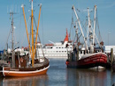 Boote und Fhre in Neuharlingersiel