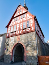 Historisches Rathaus mit Ratsherrensaal, Zimmer fr den Stadtschreiber und Arrestlokal, die Betzelkammer. Erbaut um 1479 auf Resten eines gotischen Stadttores nach zweimaliger Zerstrung im Dreiigjhrigen Krieg.