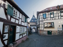 Im Jahre 1693, so verrt es eine Aufschrift am Scheunentor, wurde das Gasthaus "Zum Schwanen" von Josef Adam Ochs, der auch zeitweilig Brgermeister war, erbaut. Heute, in der siebten oder achten Generation, befindet sich das Gasthaus noch immer im Familienbesitz.