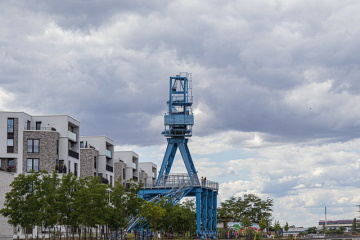 Blauer Kran am Südrand des Hafenbeckens Blauer Kran am Südrand des Hafenbeckens