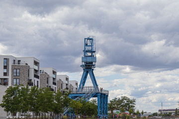 Blauer Kran am Sdrand des Hafenbeckens