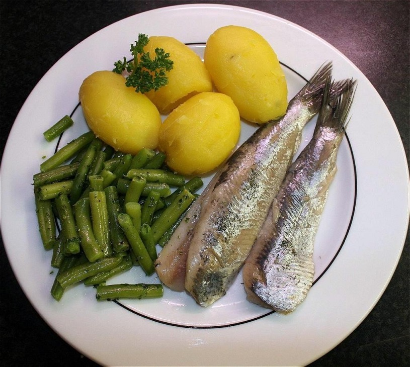 Matjes mit Pellkartoffeln und Bohnen