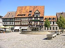 Der Mathilden-Brunnen mit Blick auf das Hotel Zur Sonne