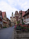 Markusturm und Rderbogen wurden im Zuge der ersten Stadtbefestigung im 12. Jahrhundert errichtet. Neben dem Markusturm steht das sogenannte Bttelhaus, einst ein Gefngnis, das jetzt das Rothenburger Stadtarchiv beherbergt.