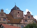 Die Vorderburg, in der sich heute das Heimatmuseum und der Festsaal der Stadt Schlitz befinden, ist aus einem ursprnglich aus dem Mittelalter stammenden romanischen Wohnturm entstanden (Unterbau des Turms vor 1181). Der Kern des Ostflgels ist ebenfalls mittelalterlich, whrend der Westflgel um 1600 erbaut wurde. Verschiedene Bauabschnitte lassen sich an dem zentralen, ehemaligen Wohnturm ablesen. Ein aus Altan und Treppenturm bestehender Vorbau, von denen noch Spuren zu erkennen sind, wurde 1812 abgerissen. Schmal- und Rckseiten der beiden Flgel des gewaltigen Gebudes besitzen Renaissancegiebel. Die Turmhaube stammt aus dem 16. Jahrhundert.