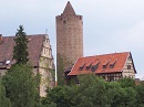 Die Hinterburg, 1493 schon erwhnt, ist in ihrem Ursprung Teil der Schlitzer Stadtbefestigung. Der jetzige dreigeschossige Bau wurde von 1561 bis 1565 errichtet, im Jahre 1647 umgebaut. Der in reinem Renaissancestil ausgefhrte Baukrper wird durch prachtvolle Giebel und einen Treppenturm mit achteckigem Fachwerkaufbau geschmckt. Der Fachwerkaufbau ist mit einer welschen Haube versehen. Die Hinterburg ist seit 1950 das Hauptgebude der Graf Grtzischen Stiftung Altersheim.