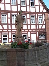 Der Marktbrunnen diente frher als Schpfbrunnen zur Wasserversorgung der Innenstadt. Der Steintrog wurde in seiner jetzigen Form im 16. Jahrhundert erstellt. Die von einem Schlitzer Brger gestiftete Brunnenfigur St. Georg, Schutzpatron der Leinenweber, wurde im Jahr 1930 aufgestellt.