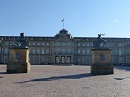 Der Sptbarockbau, der in den Jahren 1746-1797 und 1805 -1807 erbaut wurde, diente als Residenz der wrttembergischen Knige. Heute beherbergt das im Zweiten Weltkrieg fast vllig zerstrte und danach wieder aufgebaute Neue Schloss neben Reprsentationsrumen Ministerien der baden-wrttembergischen Landesverwaltung.