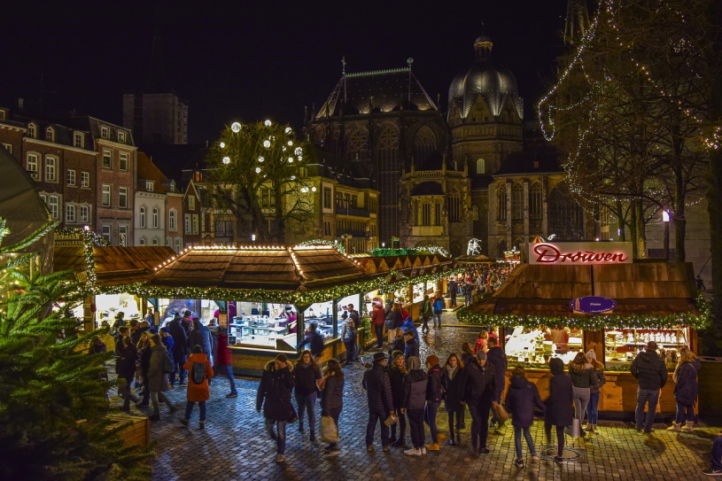 Weihnachtsmarkt vor dem Rathaus