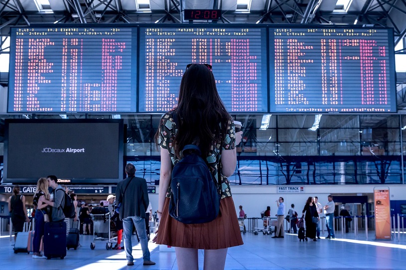 Frau am Flughafen