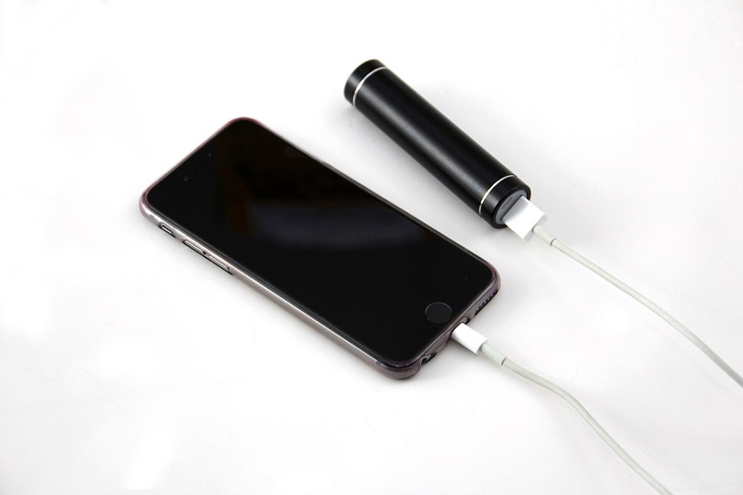 Mobiltelefon an Powerbank