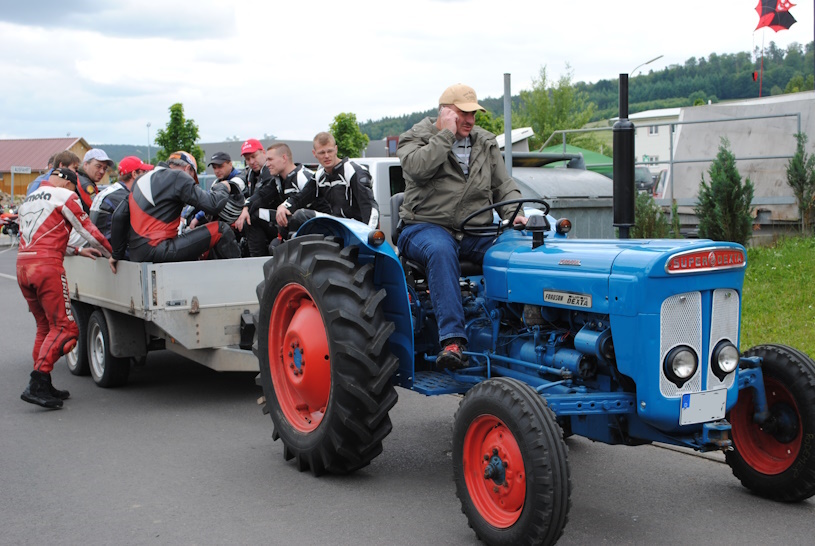 Transport der Fahrer bei einem Rennen