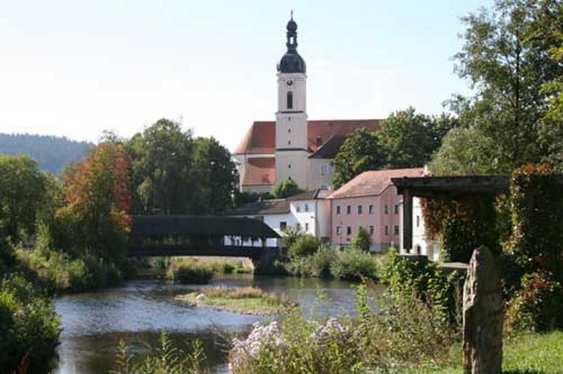 Regenbrücke und Stadtpfarrkirche