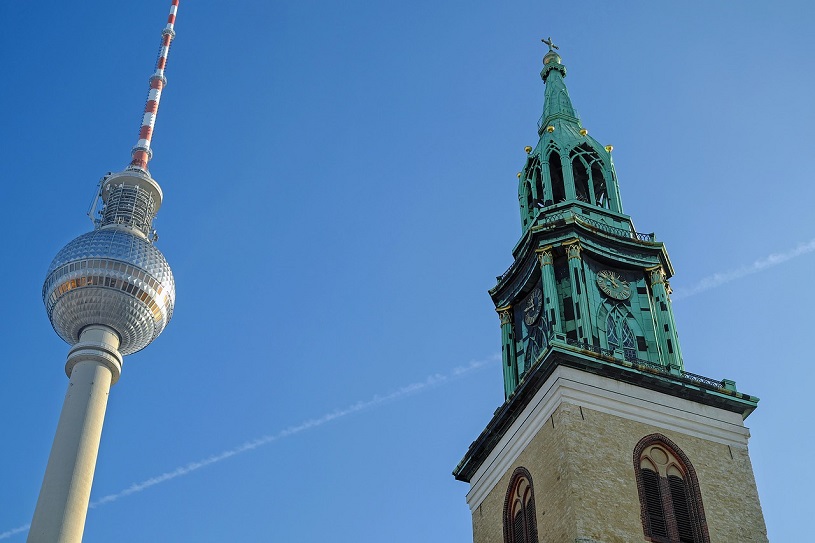 St. Marienkirche und Fernsehturm in Berlin