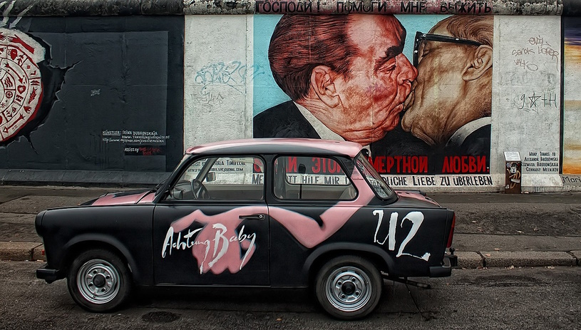 Trabi vor der Berliner Mauer