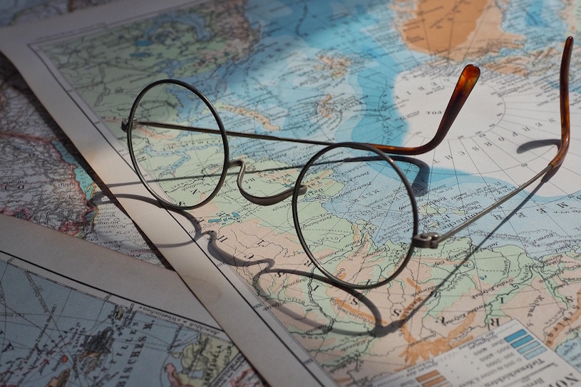 Brille auf Weltkarte
