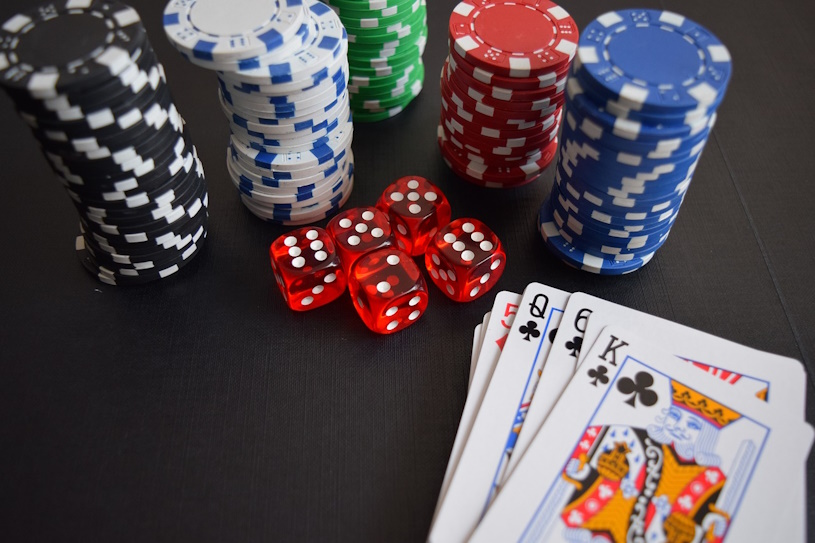 Spielkarten, Chips und Würfel