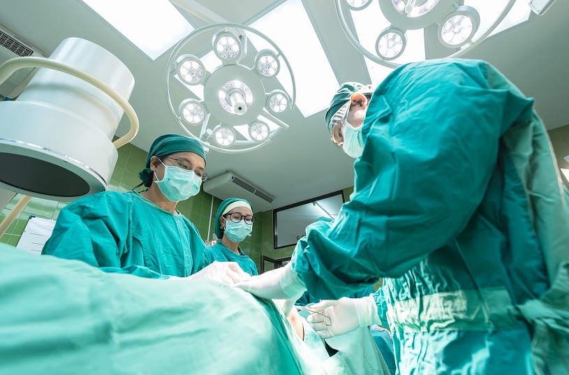 Chirurgen bei einer Operation