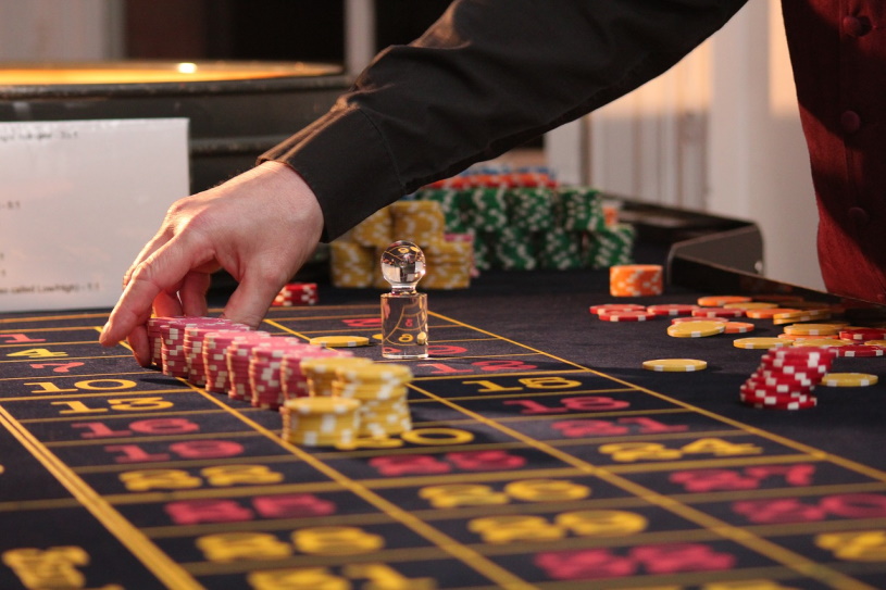 Croupier bei der Arbeit