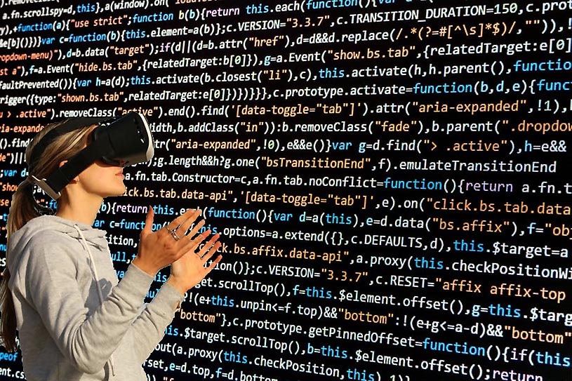 Frau mit Cyberbrille Frau mit Cyberbrille