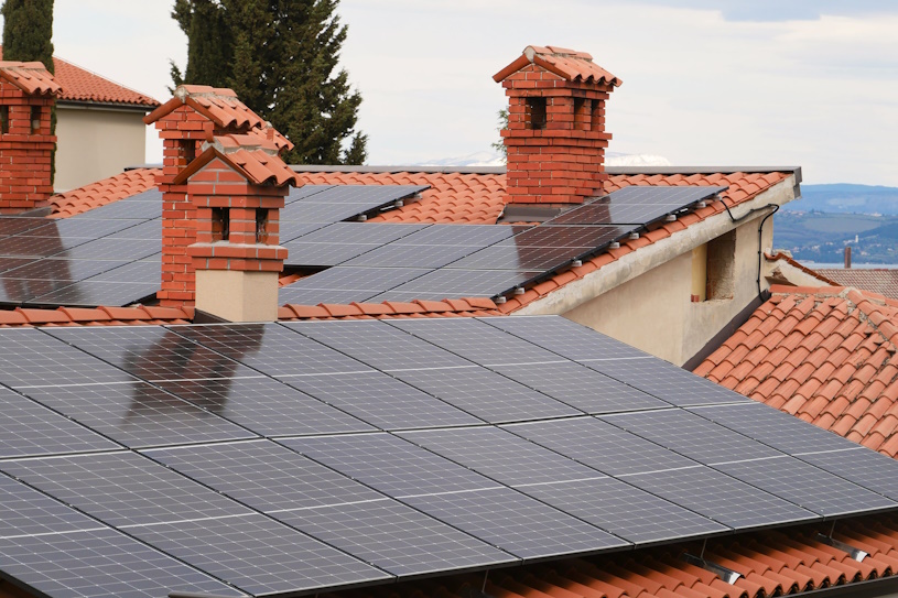 Solarmodule auf einem Ziegeldach Solarmodule auf einem Ziegeldach