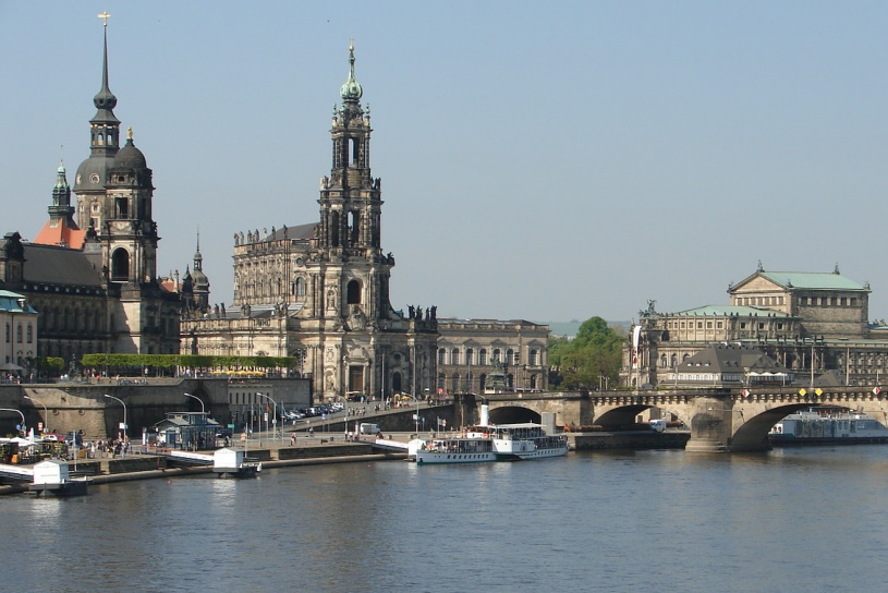 Dresden mit Hofkirche an der Elbe