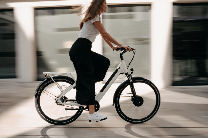 Frau fhrt E-Bike