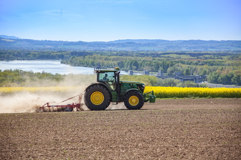 Traktor beim Eggen