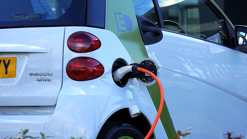 Elektroauto an einer Ladesule