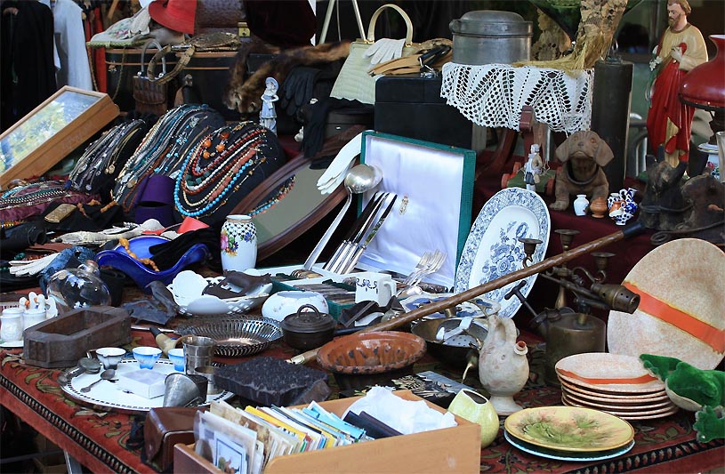 Waren auf einem Flohmarkt