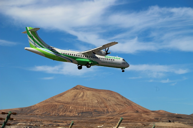 Flugzeug im Landeanflug auf Lanzarote