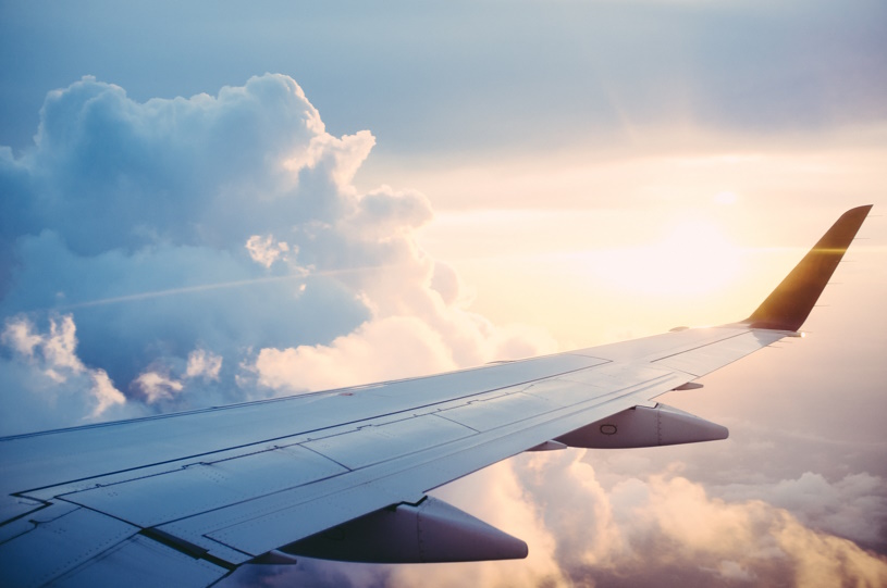 Blick aus dem Flugzeugfenster