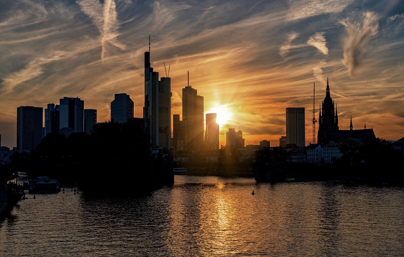 Sonnenuntergang ber der Skyline von Frankfurt