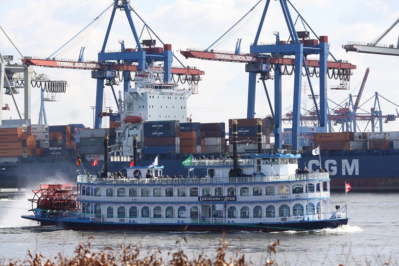 Schaufelraddampfer im Hamburger Hafen