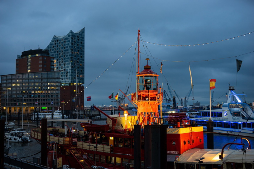 Elbphilharmonie und Hafen bei Nacht